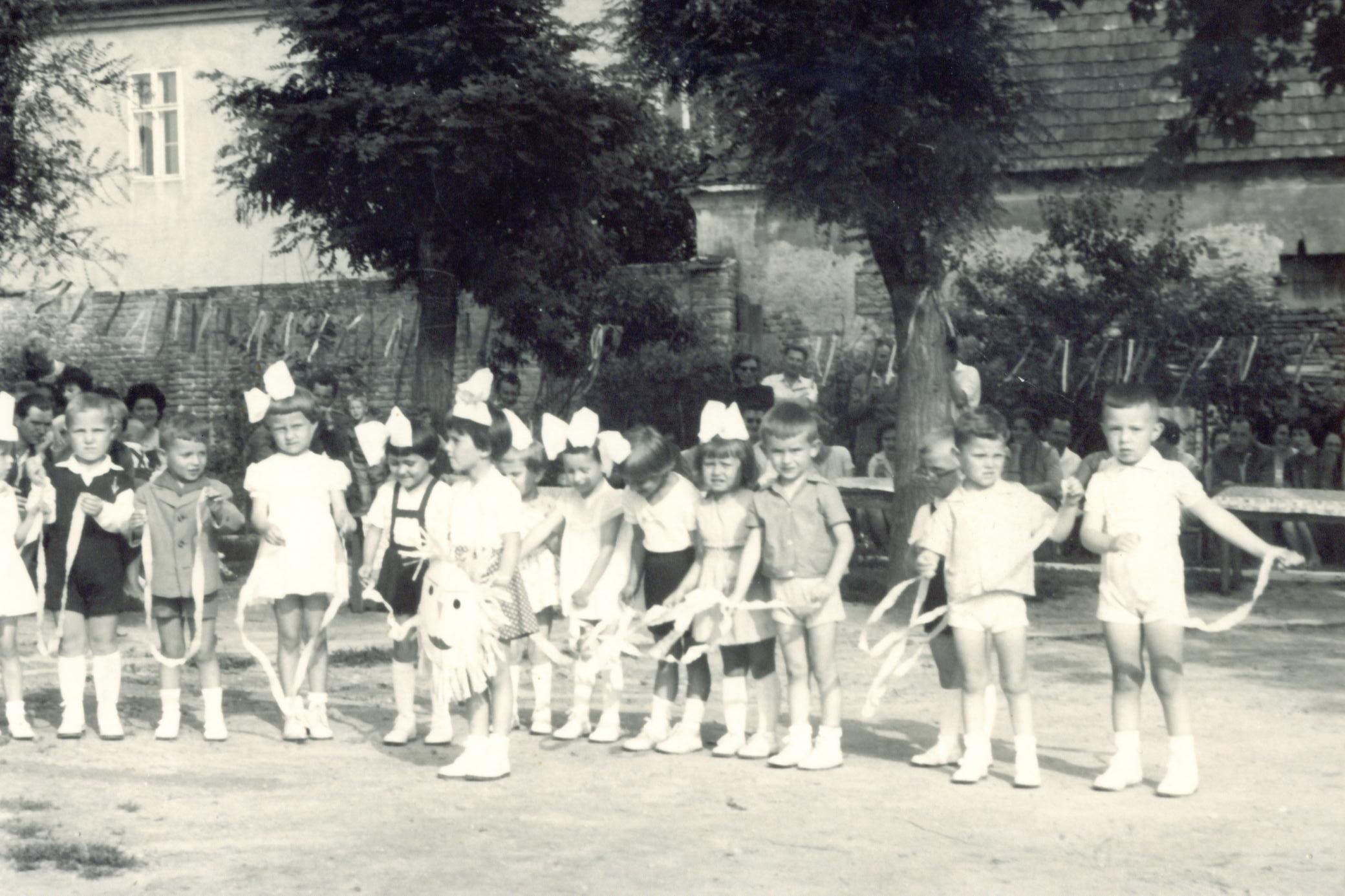 Deti pri vystúpení na školskom dvore