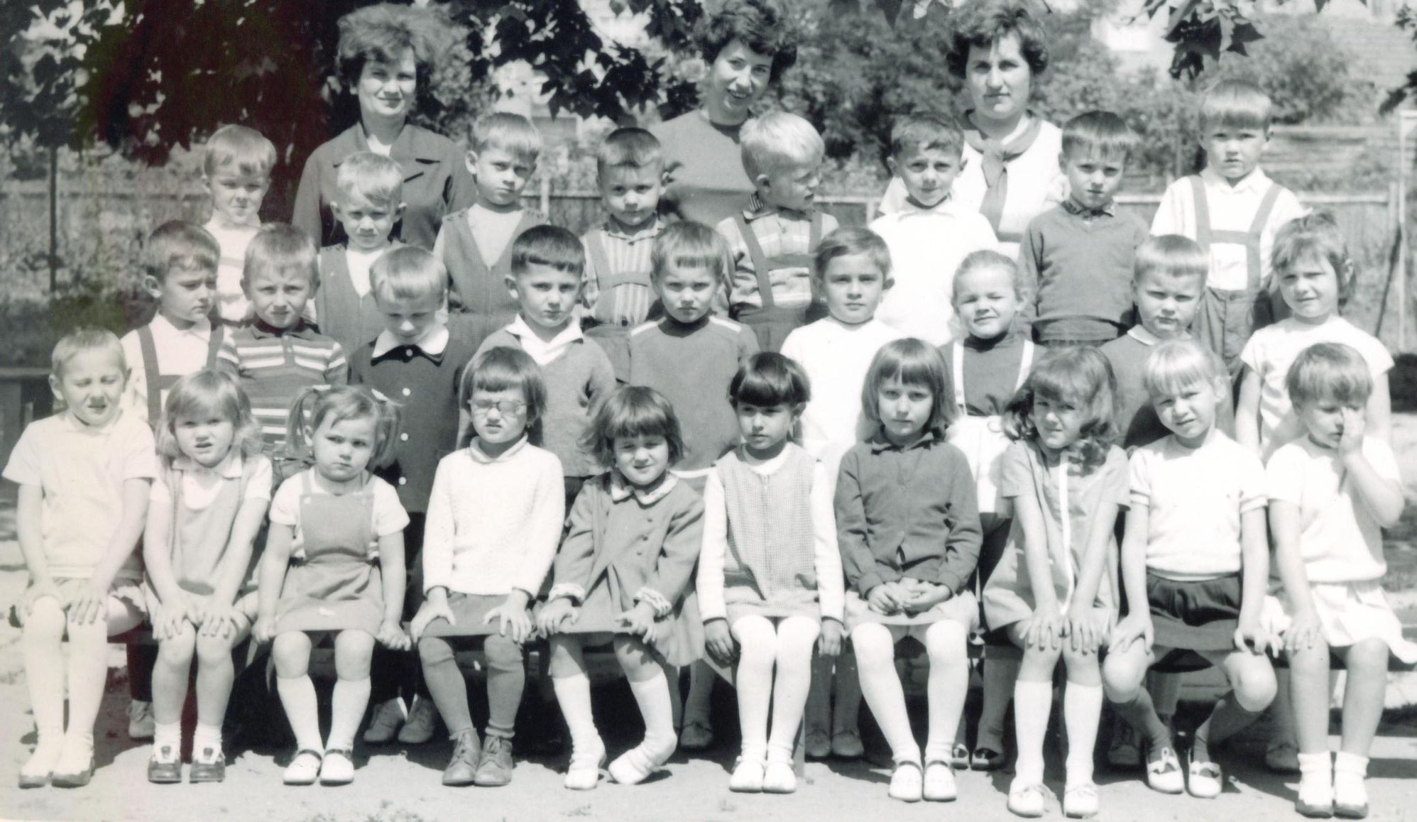 Triedna fotografia detí v záhrade, 1969