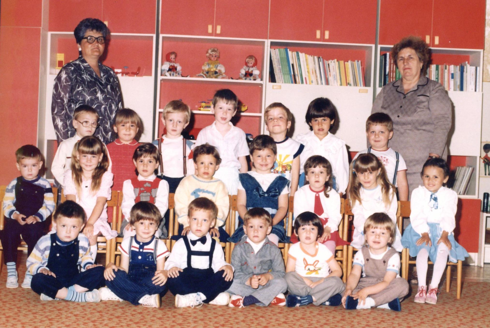 Farebná triedna fotografia detí v triede, 1989