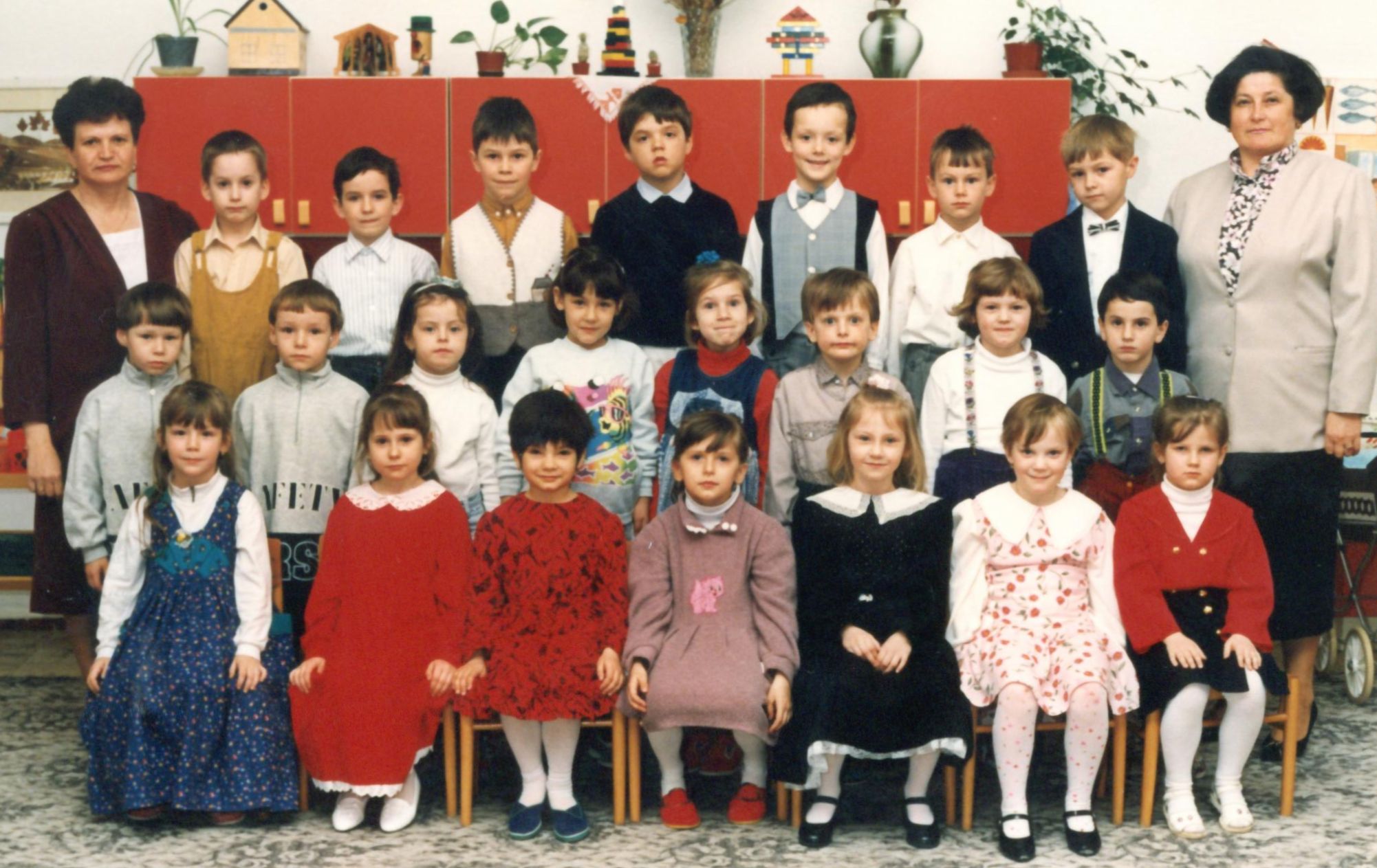 Farebná triedna fotografia detí, 1997 — rok storočnice škôlky