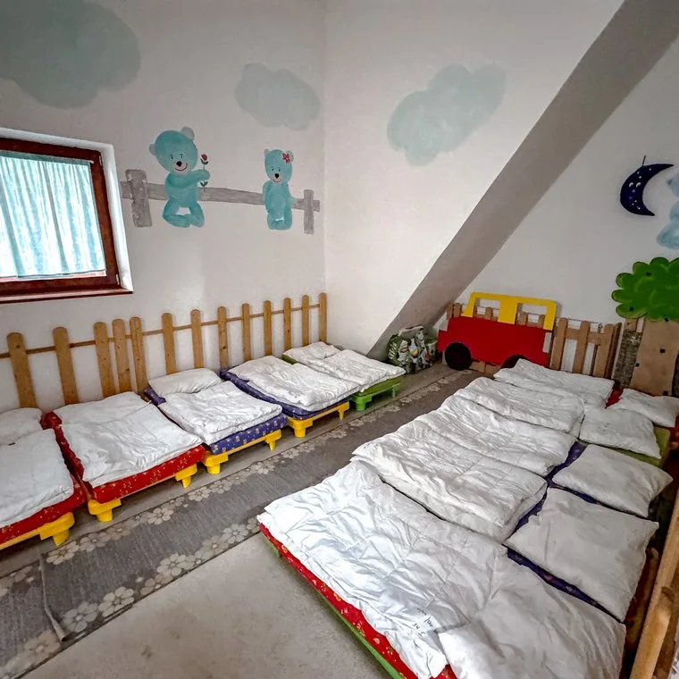Spálňa triedy Lienky s pripravenými ležadlami