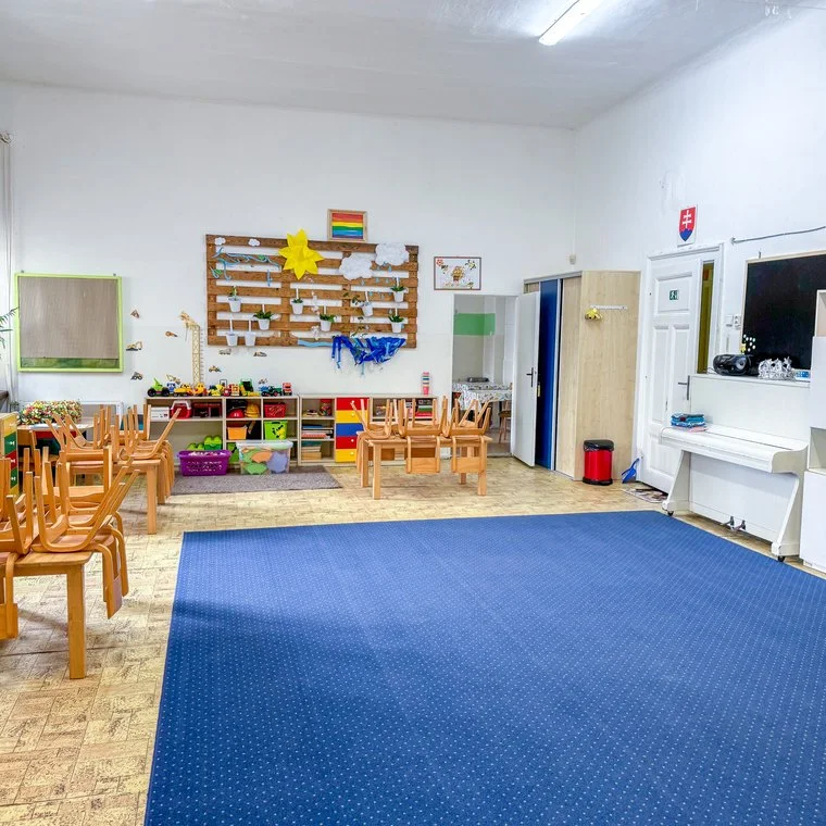 Priestranná trieda Včielky so stolíkmi a kobercom na hranie