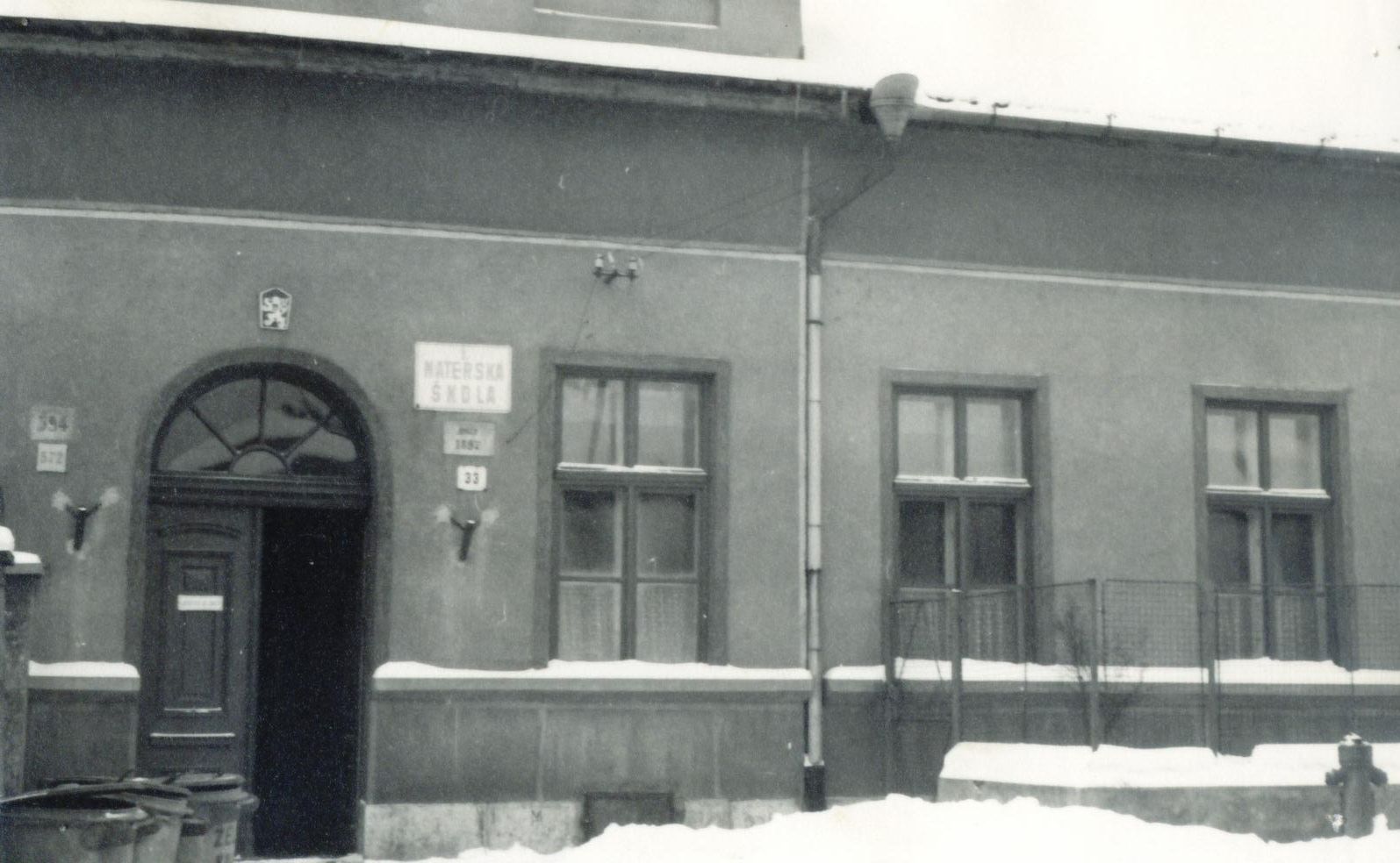 Budova našej škôlky na archívnej zimnej fotografii